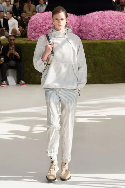 Look 15